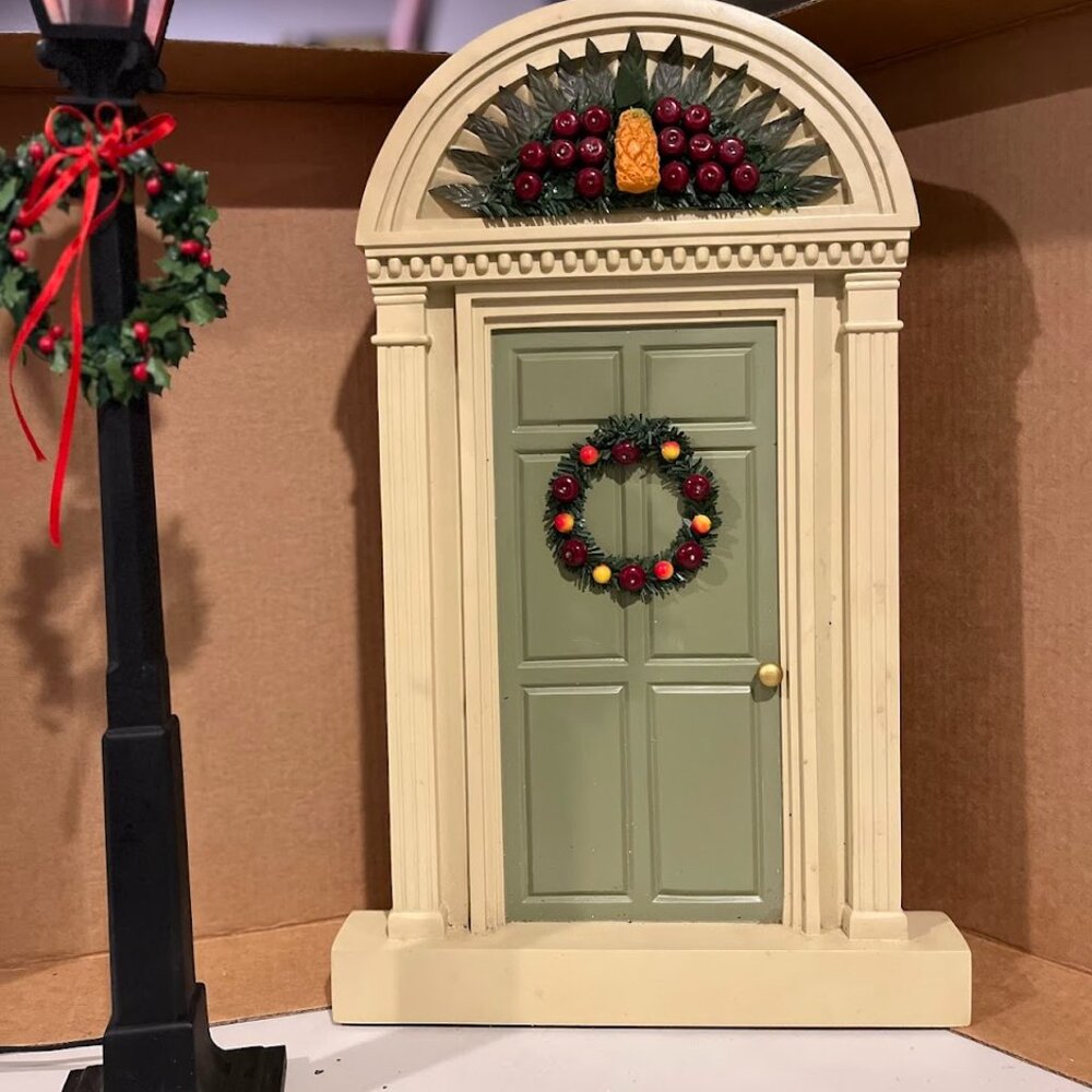 Byers' Choice 2009 Pineapple Display Door with Wreath